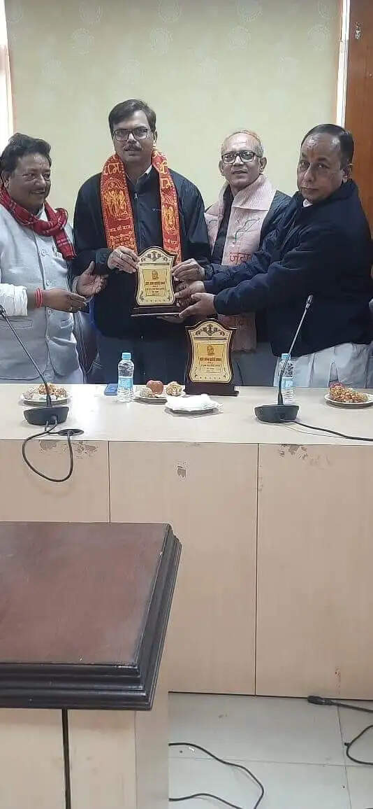 लोकबंधु चिकित्सकों एवं धनवंतरी कार्यकर्ता के सम्मुख श्रीअन्न प्रसाद का वितरण