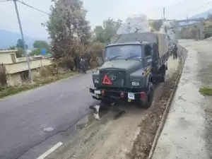 रोडवेज बस और सेना के वाहन के बीच हुई टक्कर, यात्रियों को आईं चोटें