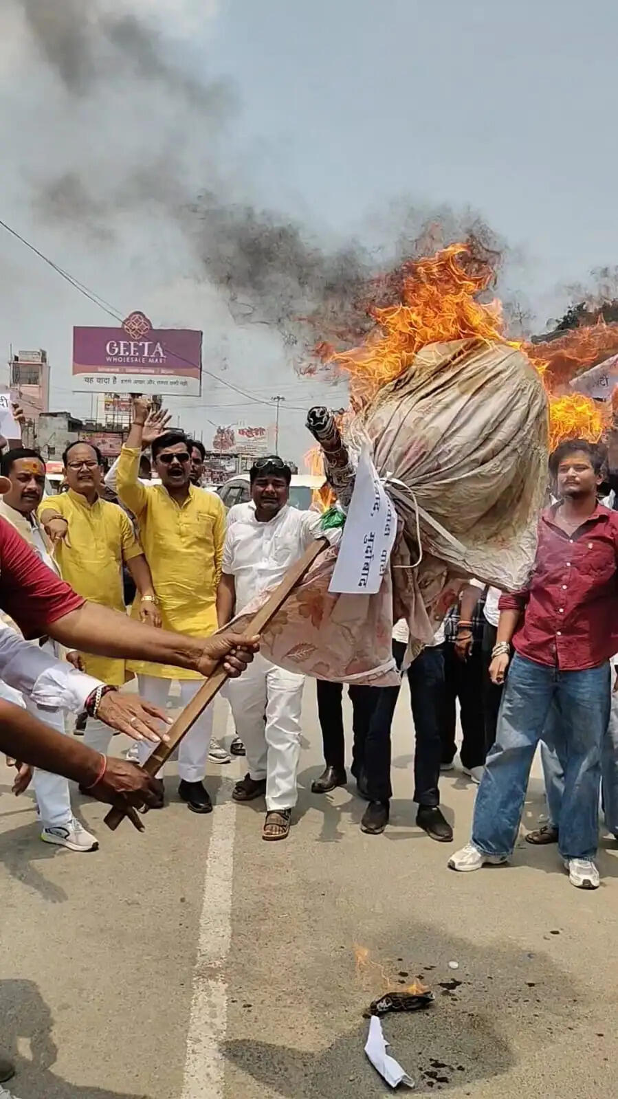 भाजपा प्रदेश अध्यक्ष पर टिप्पणी के विरोध में भाजयुमो ने प्रदर्शन कर फूंका सपा प्रमुख का पुतला