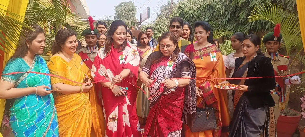 प्रदर्शनी छात्राओं को व्यवहारिक दृष्टि प्रदान कर उन्हें आत्मनिर्भर बनने की दिशा में प्रेरित करती है : कुलपति