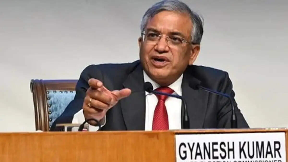 मुख्य चुनाव आयुक्त का मजाक उड़ाते पोस्टर, ममता बनर्जी के आवास वाले वार्ड में लगे