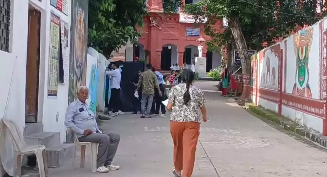 कड़ी सुरक्षा व्यवस्था के बीच पीईटी की परीक्षा प्रारम्भ, दो पालियों में हो रही परीक्षा