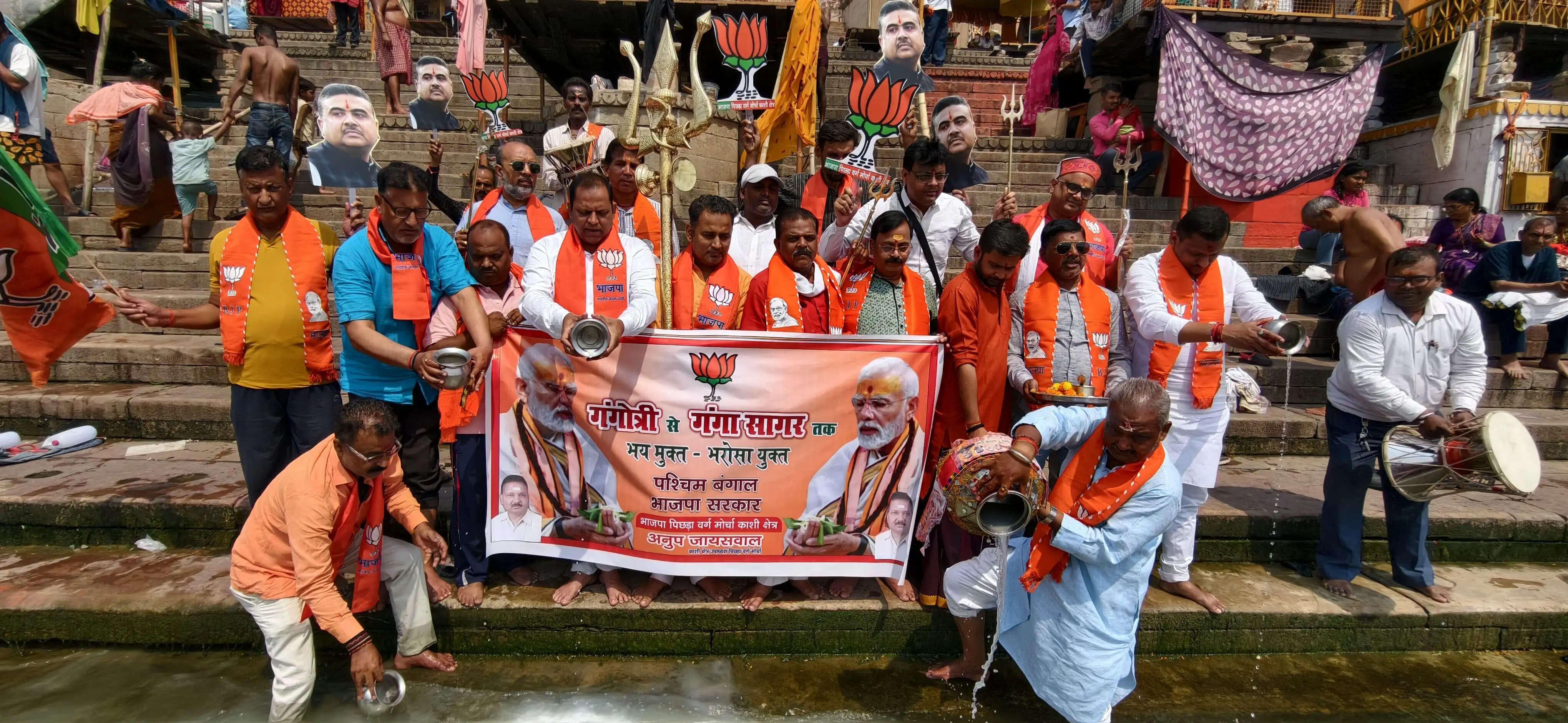 बंगाल में भाजपा सरकार बनने पर उप्र के वाराणसी में पार्टी कार्यकर्ताओं ने मां गंगा का किया दुग्धाभिषेक