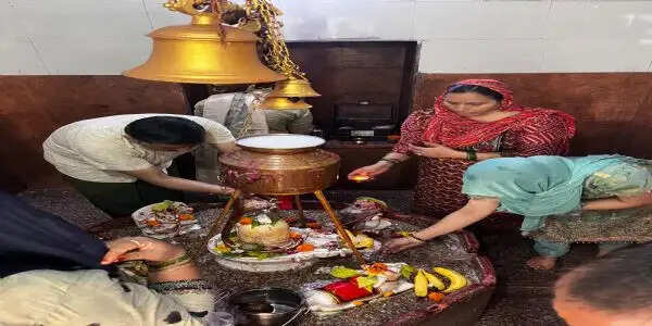 सावन के पहले सोमवार को शिवालयों में श्रद्धालुओं की भीड़
