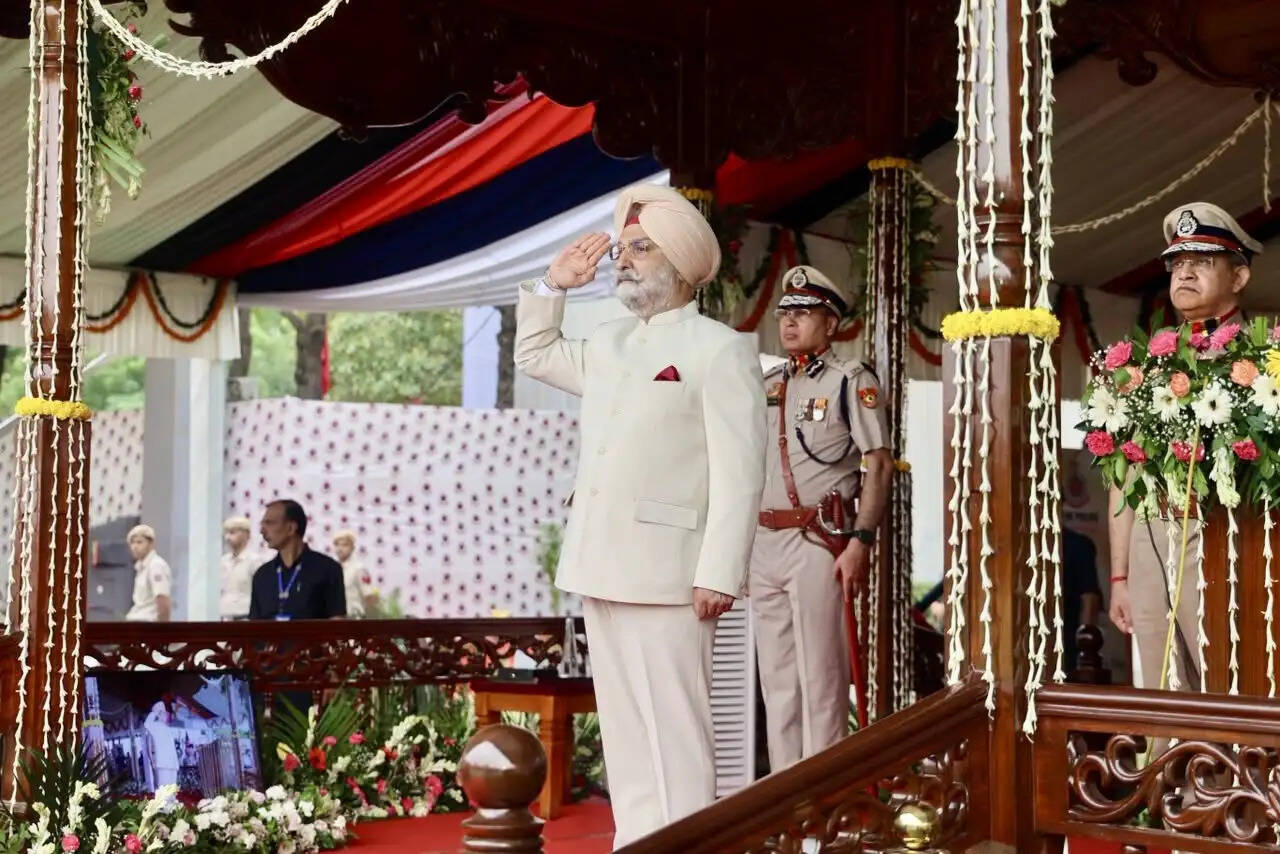 उपराज्यपाल ने कमिश्नरेट दिवस परेड की ली सलामी