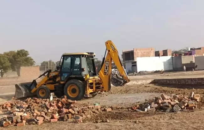 सोनीपत में अवैध कालोनियों पर चला पीला पंजा