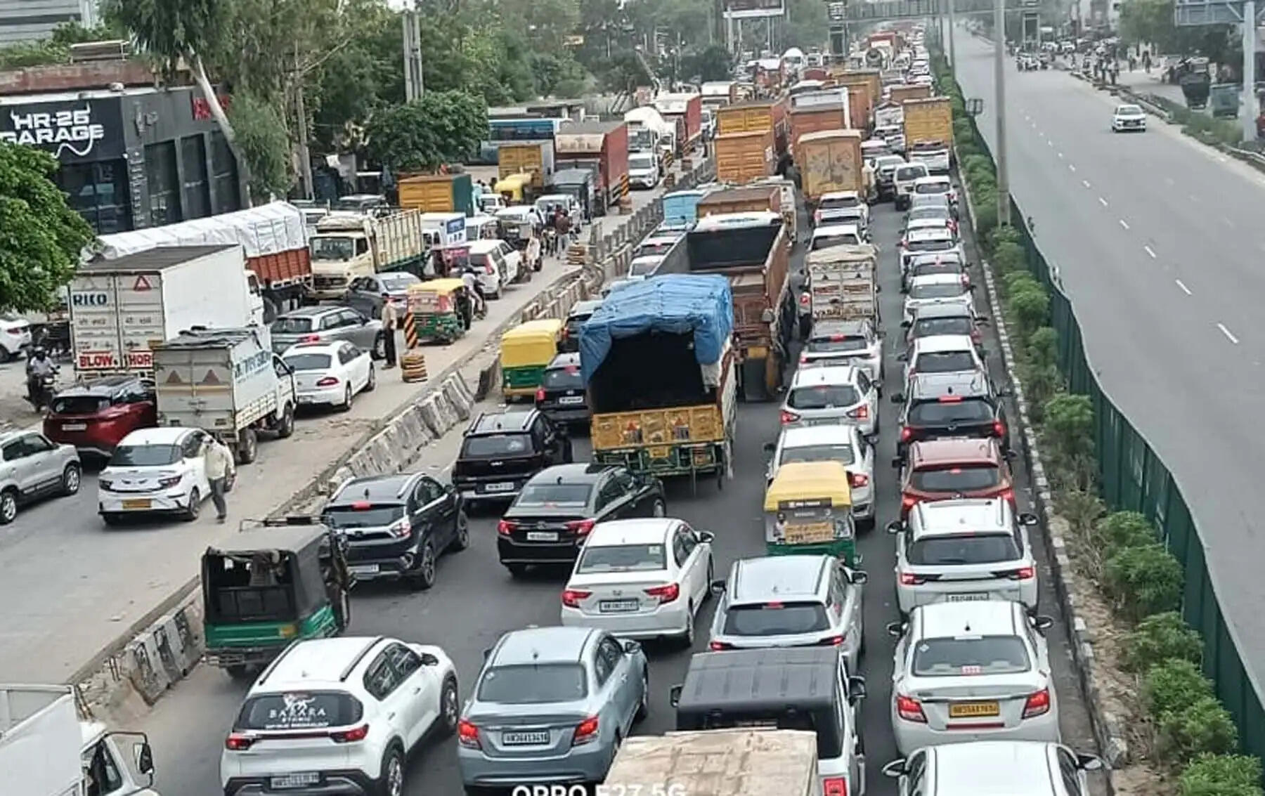 दिल्ली-जयपुर हाइवे पर हाईटेंशन तार टूटने से लगा पांच किमी लंबा जाम