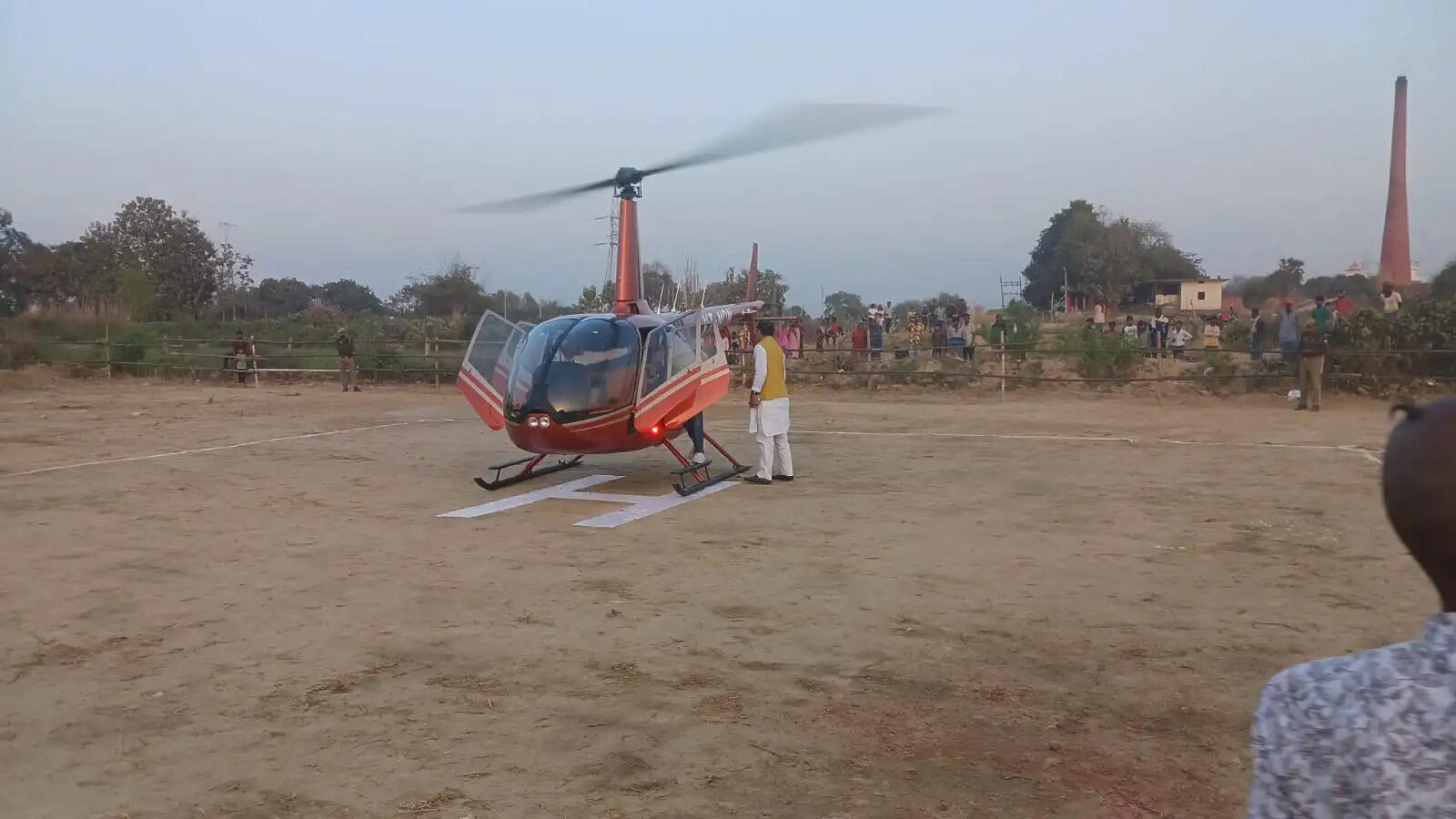 चोलापुर में उतरा पूर्व सांसद बृजभूषण शरण सिंह का हेलीकॉप्टर,ग्रामीणों में रहा आकर्षण