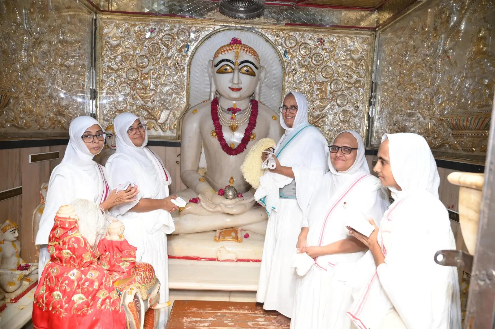 संवत्सरी पर्व पर निकला वरघाेड़ा, श्री आदिनाथ मंदिर और चिंतामणी मंदिर पहुंच साध्वीवृंद ने क्रिया में किया चैत्य वंदन
