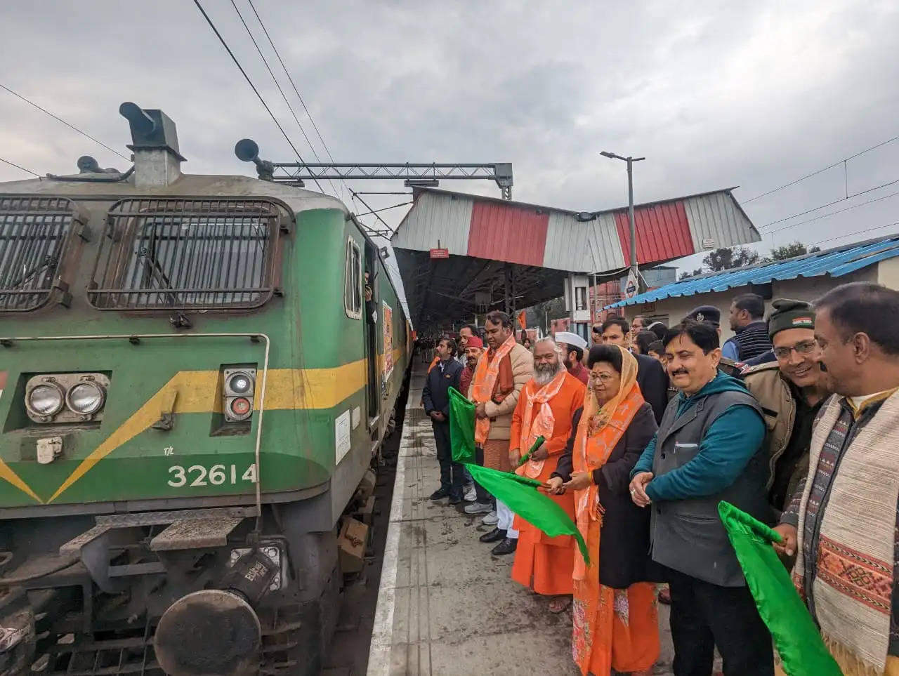 सांसद राज्य लक्ष्मी ने दिखाई आस्था ट्रेन को हरी झंडी