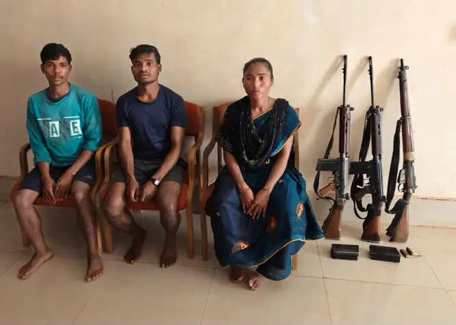 (अपडेट) एसीएम और पीएम कैडर के तीन नक्सलियों ने किया आत्मसमर्पण