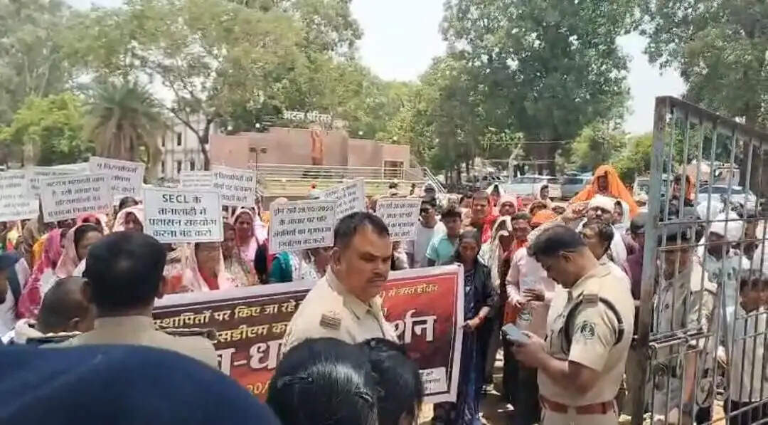 कोरबा: एसडीएम ऑफिस का भूविस्थापितों ने किया घेराव, रिश्वत न देने पर फाइलें लटकाने का आरोप