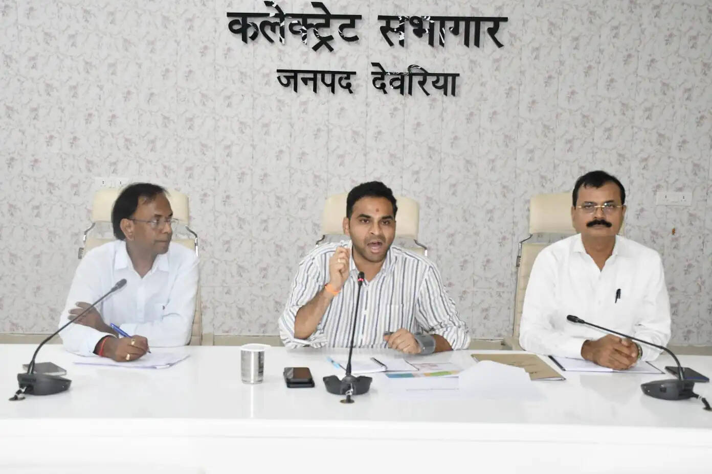 विद्यालयों और वीएचएनडी निरीक्षण की समीक्षा में जिलाधिकारी ने जताई नाराजगी, दोबारा निरीक्षण के दिए निर्देश