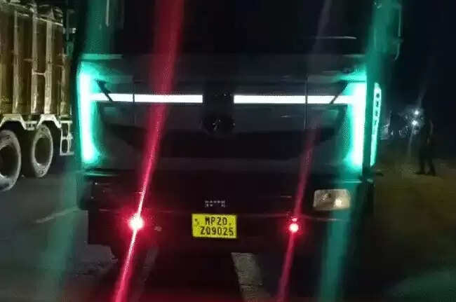 मप्रः मंडला में ट्रक की चपेट में आने से बाइक सवार दो युवकों की मौत