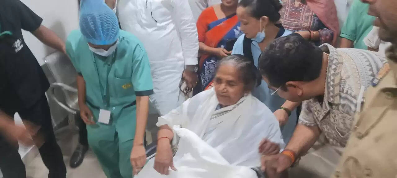 हापुड़ : सड़क हादसे में माध्यमिक शिक्षा मंत्री गुलाब देवी और चालक घायल