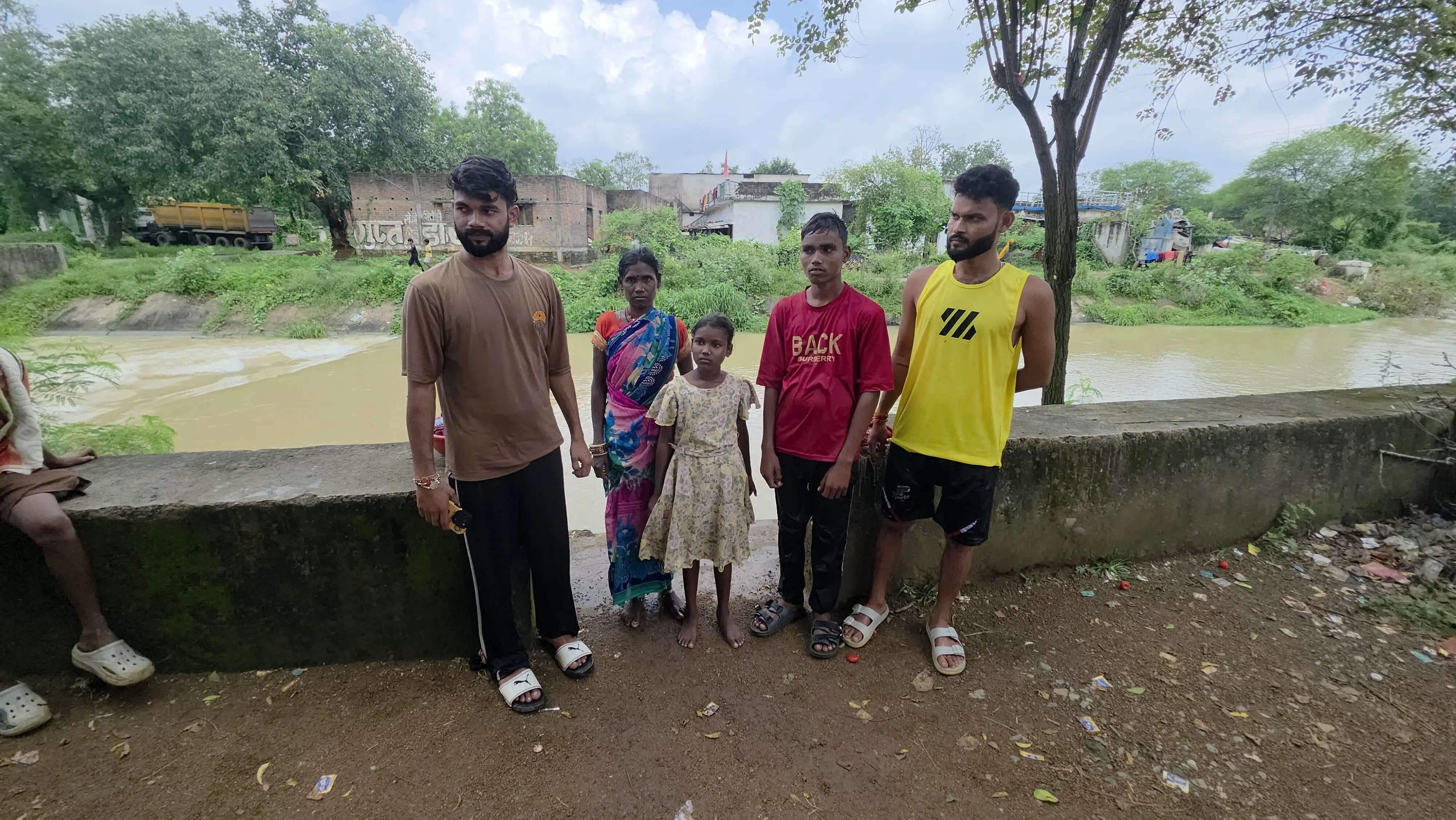 पकरिया झूलन में नहर में बह गईं मां-बेटी, तीन युवकों ने जान पर खेलकर बचाई जिंदगी