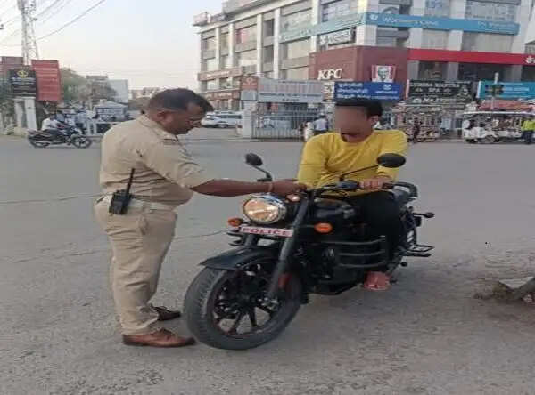 लखनऊ पुलिस ने यातायात नियमों का उल्लंघन करने वालों के खिलाफ अभियान चलाया