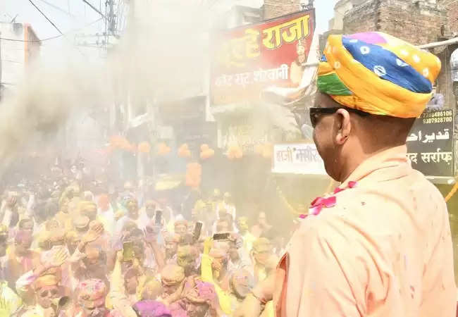 मुख्यमंत्री योगी ने गोरखपुर में खेली होली