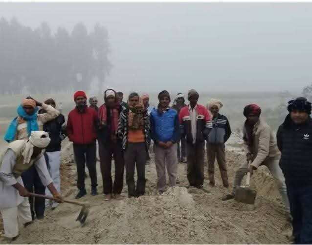 ग्रामीणाें&nbsp;ने&nbsp;श्रमदान&nbsp;कर&nbsp;बनाई 70 मीटर लम्बी सड़क