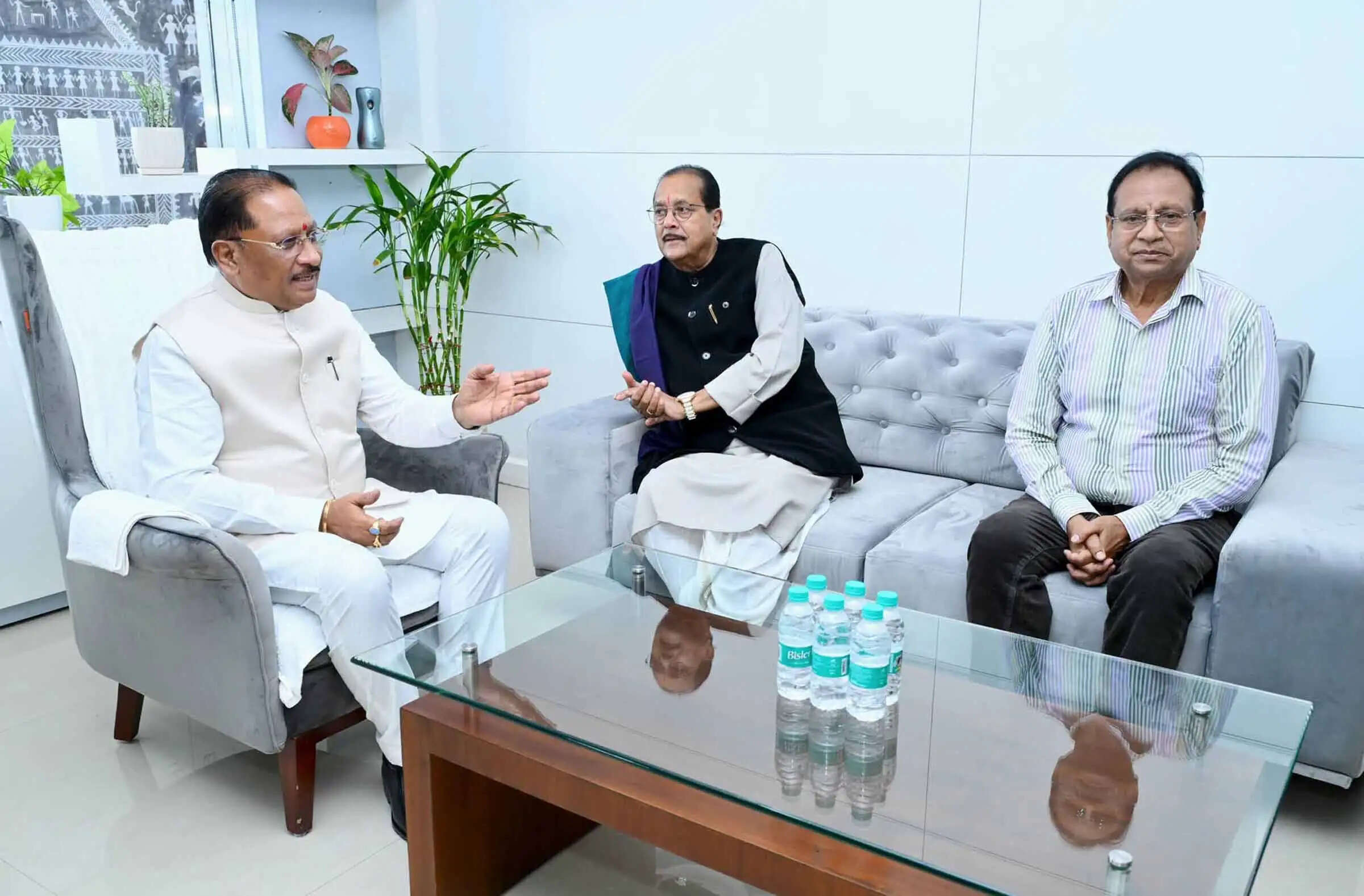 मुख्यमंत्री साय से झारखंड के वित्त मंत्री राधाकृष्ण किशोर ने&nbsp;की सौजन्य भेंट