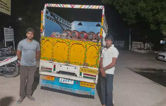 रेवाड़ी में पिकअप से 50 घरेलू गैस सिलेंडर बरामद, दो हिरासत में