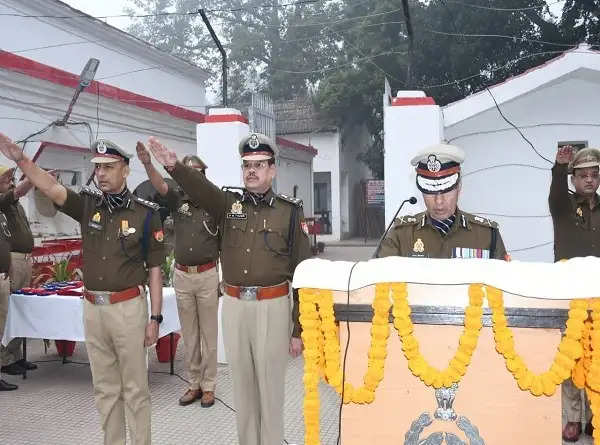 लखनऊ पुलिस आयुक्त ने तिरंगा फहराया, देश की एकता व रक्षा की दिलायी शपथ