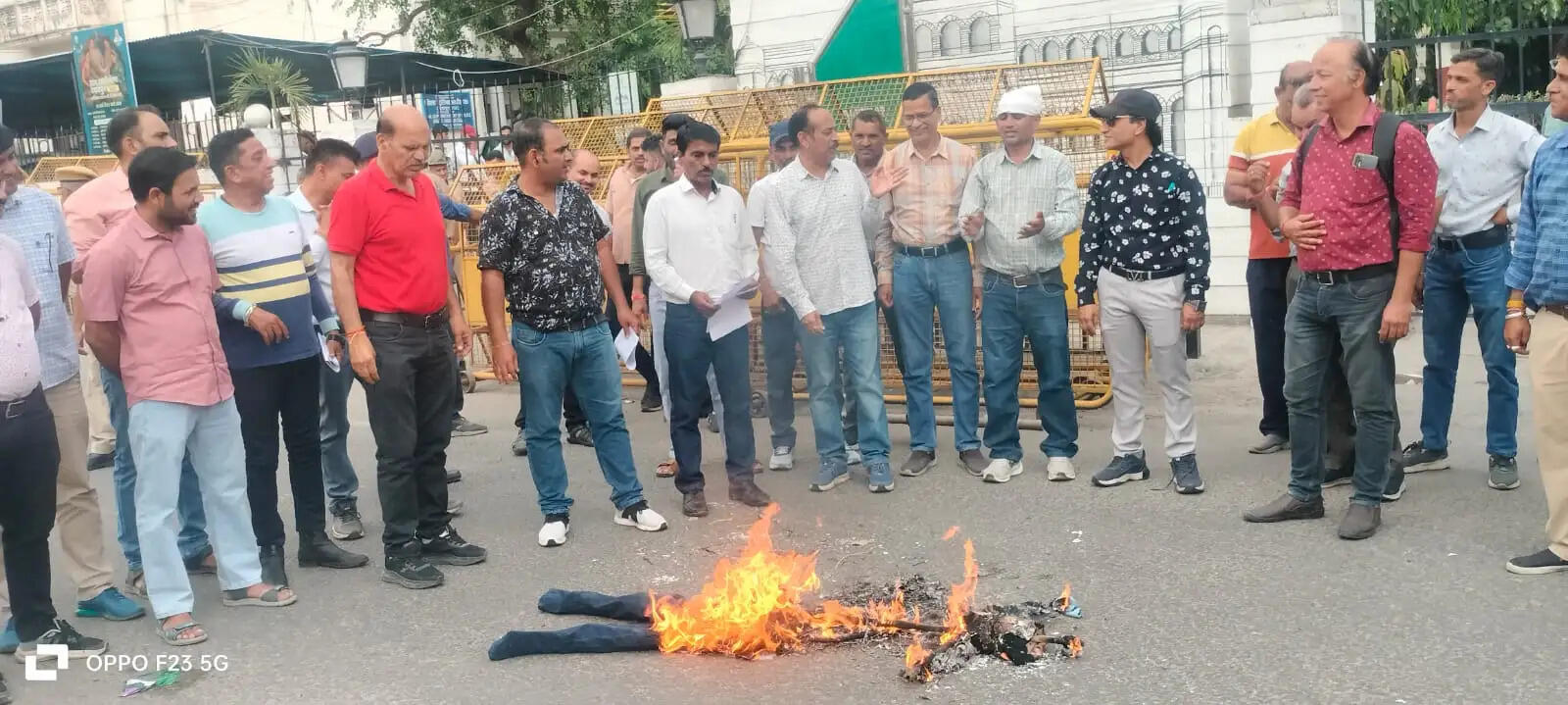 आरजीएचएस बंद होने के विरोध में चिकित्सा मंत्री का पुतला फूंका