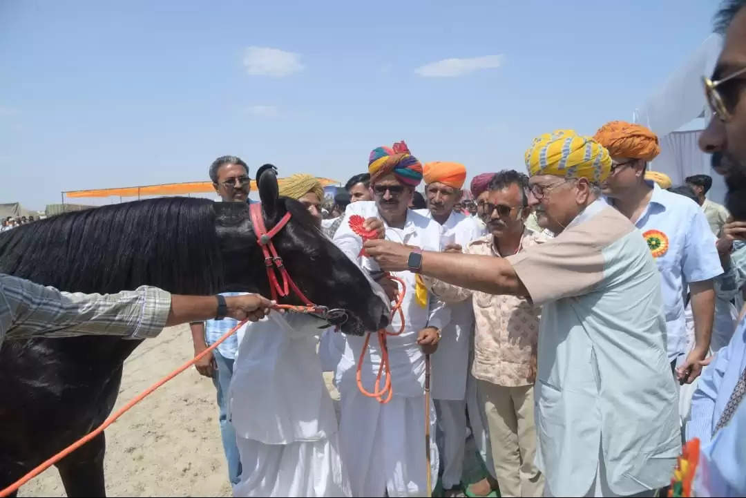 विजेता अश्वों के अश्वपालकों को किया पुरस्कृत