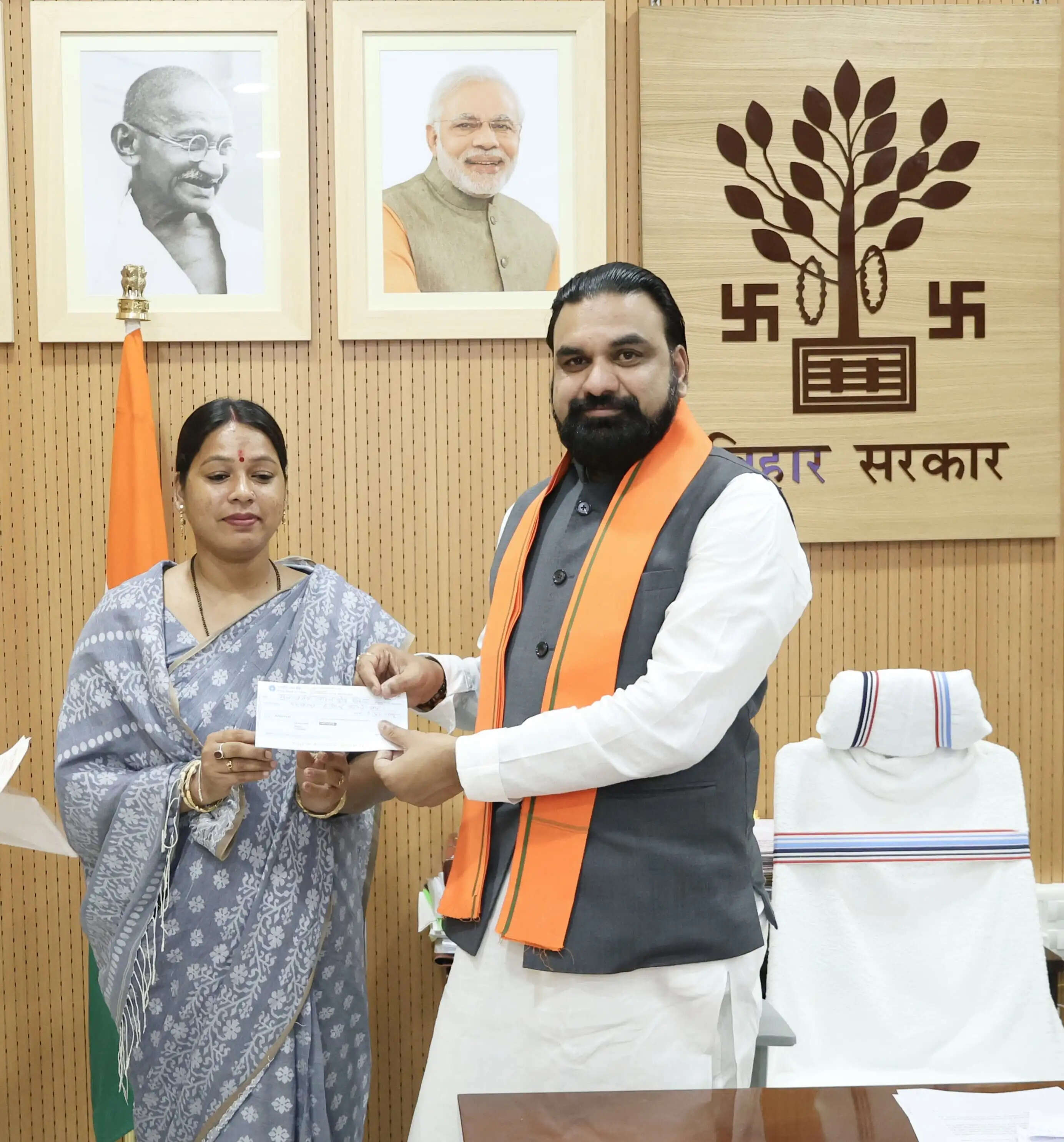 छपरा विधायक ने बाढ़ पीड़ितों के लिए मुख्यमंत्री राहत कोष में दिया एक माह का वेतन