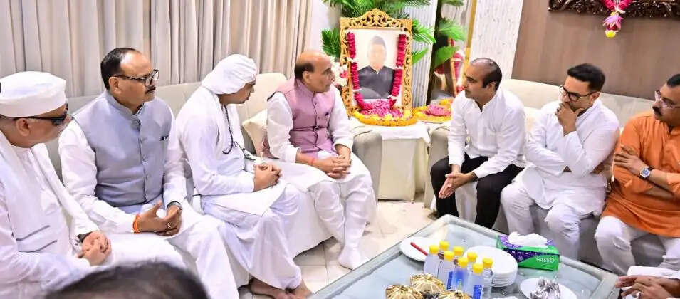 राजनाथ सिंह पहुँचे लखनऊ, स्व० अशोक मोतियानी के परिजनों को बंधाया ढांढस