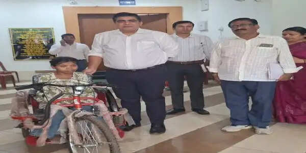 सुशासन तिहार से दिव्यांग छात्रा के सपनों को मिली रफ्तार, कमला को मिली मोटराइज्ड ट्राइसाइकिल