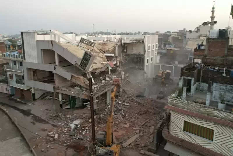 अशोकनगरः अवैध निर्माण पर चला जिला प्रशासन का बुलडोजर, 10 करोड़ की संपत्ति की जमीदोज