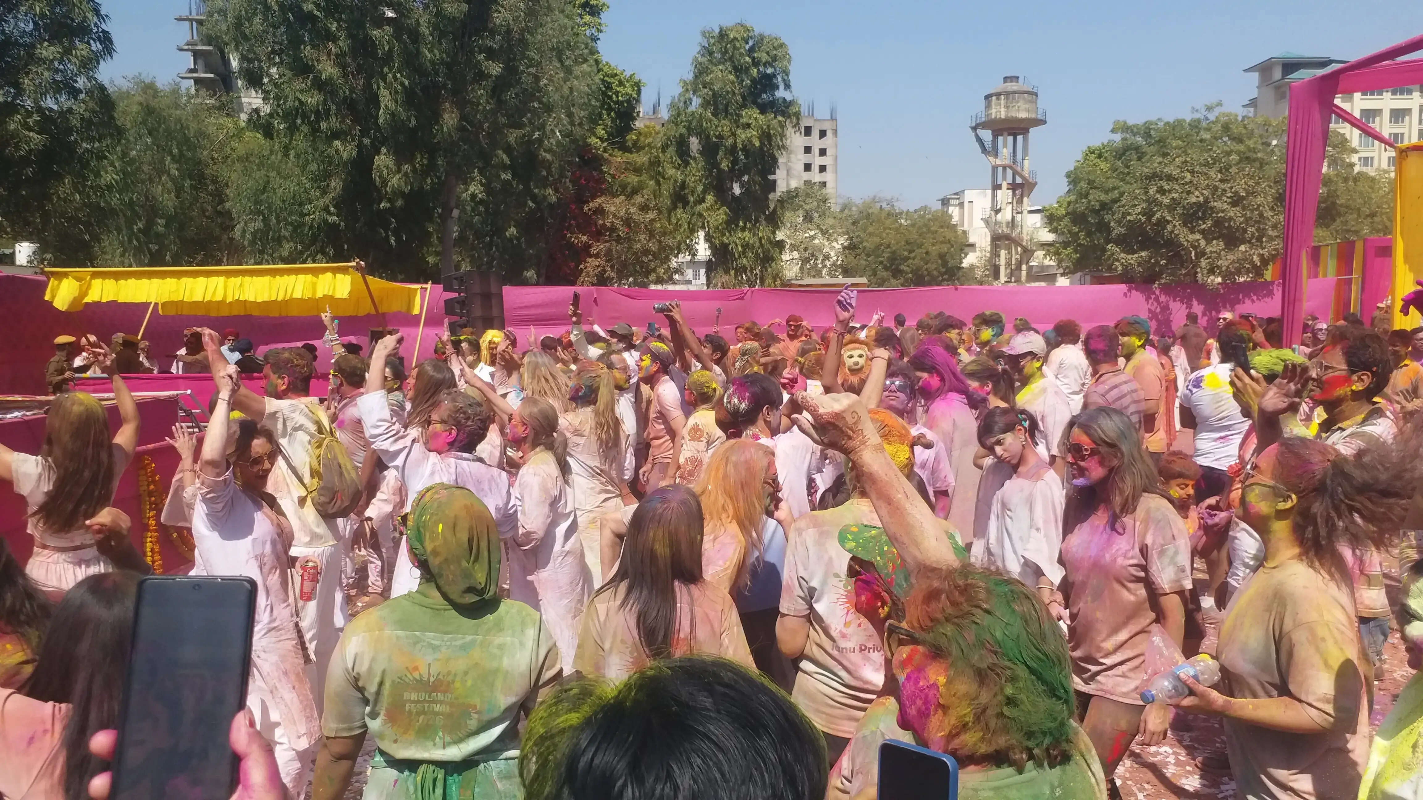 राजस्थानी रंग में रंगे विदेशी सैलानी:30 देशों के 4 हजार पर्यटक झूमे