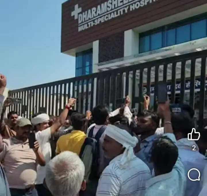 पूर्व मंत्री के पुत्र की मौत से आक्रोशित उनके समर्थकों ने धर्मशिला अस्पताल के सामने किया प्रदर्शन, कार्रवाई की मांग