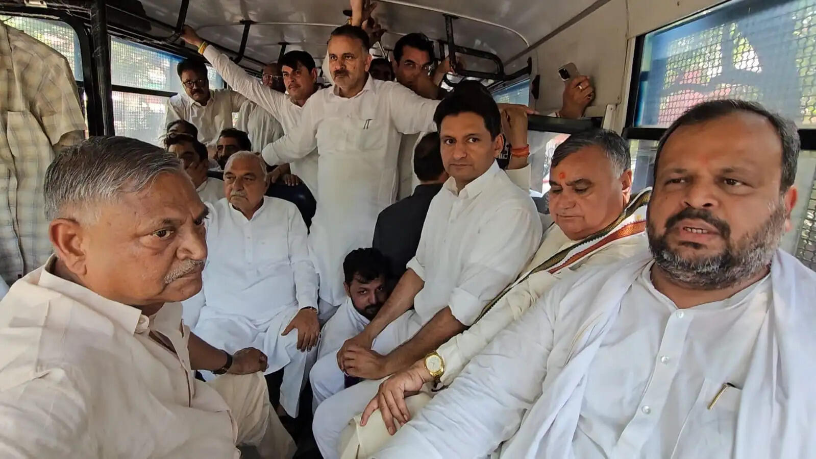 साेनिया व राहुल के खिलाफ ईडी की चार्जशीट के विरोध में कांग्रेस का प्रदर्शन, भूपेंद्र हुड्‌डा व उदयभान समेत कई नेता हिरासत में