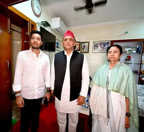 पश्चिम बंगाल में ममता-अभिषेक से मिले अखिलेश यादव, कहा- बंगाल चुनाव में हुई माफियागिरी