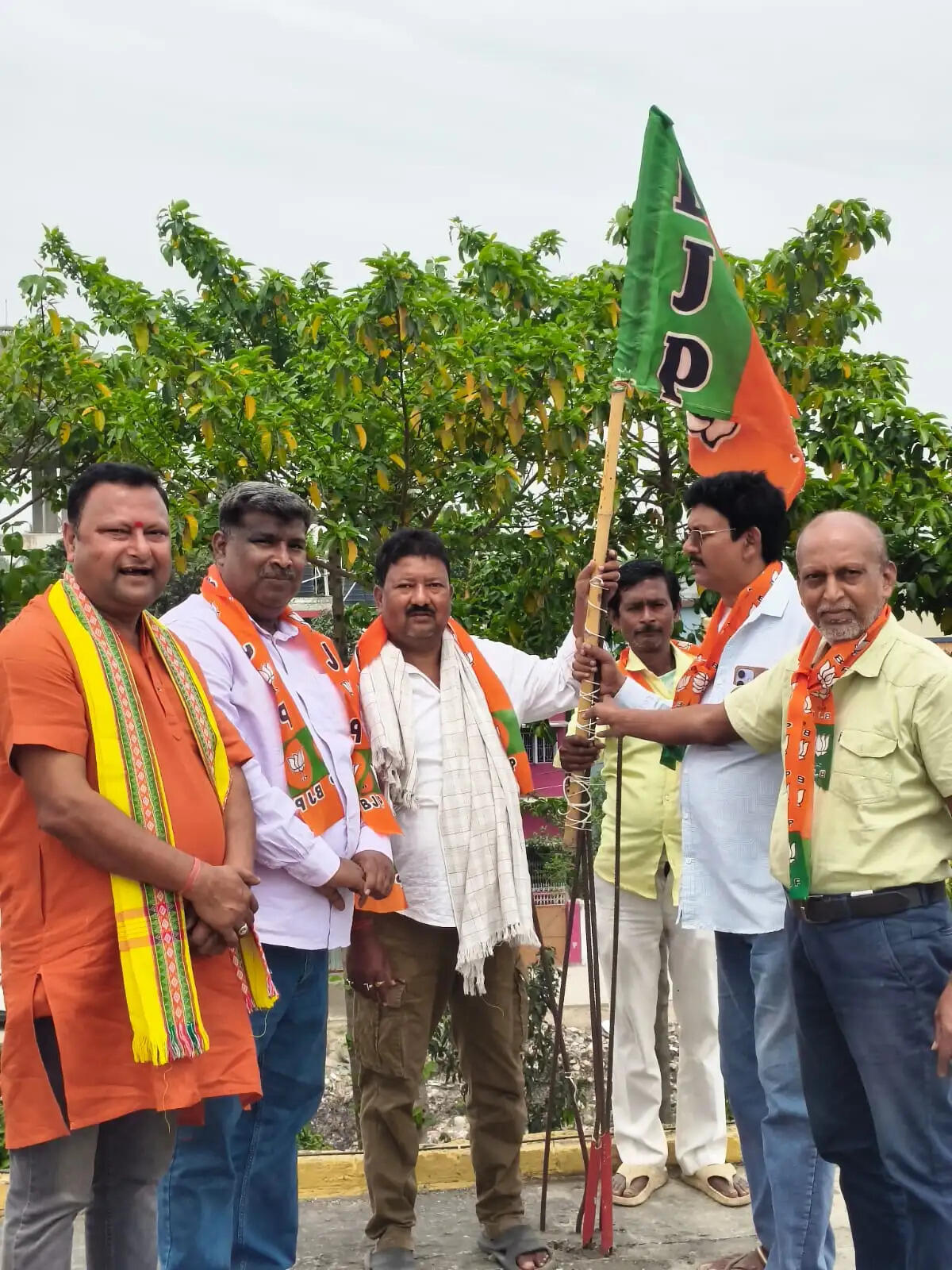 स्थापना दिवस पर भाजपा कार्यकर्ताओं ने अपने घरों में फहराए पार्टी ध्वज