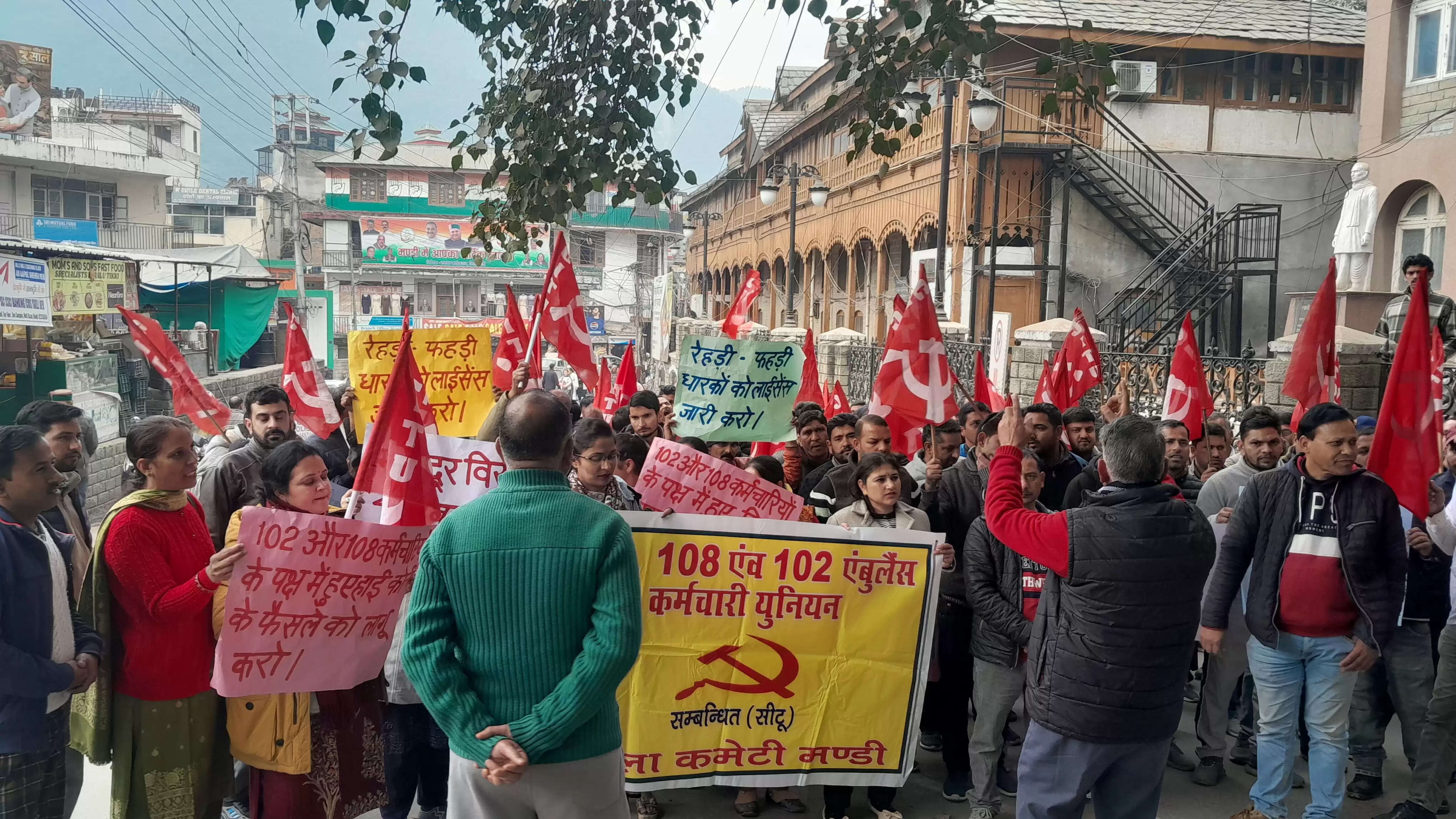 एंबुलेंस कर्मचारियों की हड़ताल,मंडी में किया धरना प्रदर्शन