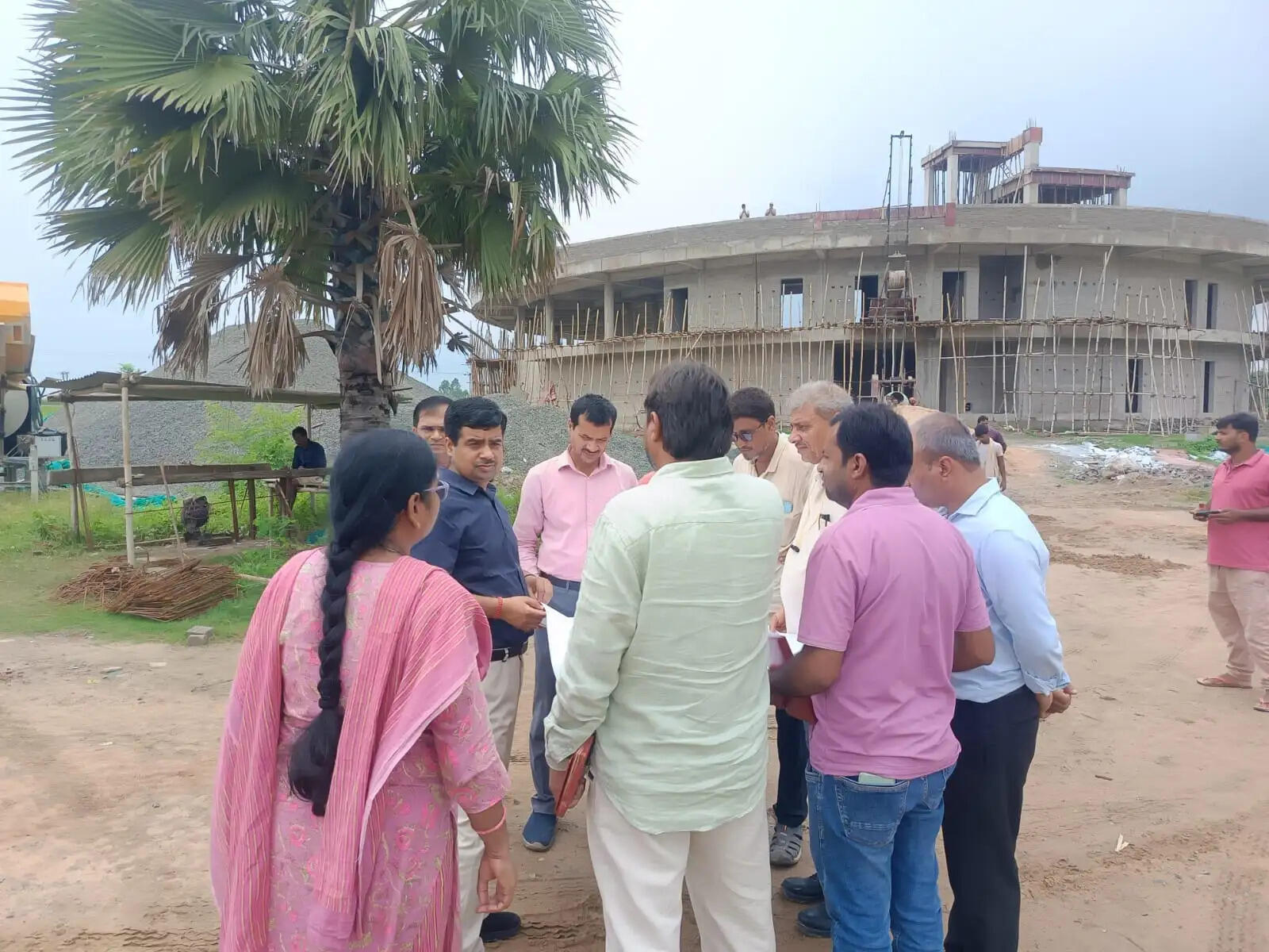 जिलाधिकारी ने आसनपुर कुपहा में निर्माणाधीन परियोजना का किया निरीक्षण
