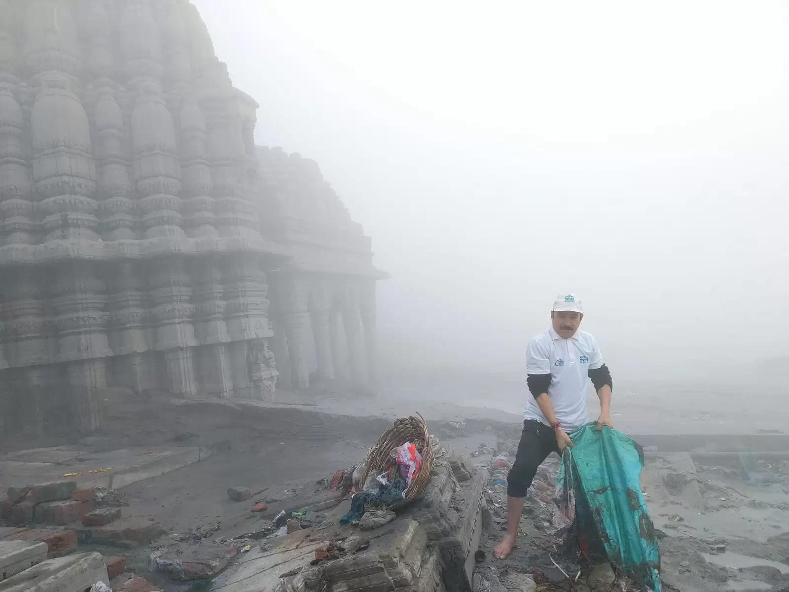 मणिकर्णिका घाट पर चलाया स्वच्छता अभियान, गूंजा 'सबका साथ हो-गंगा साफ हो' का नारा