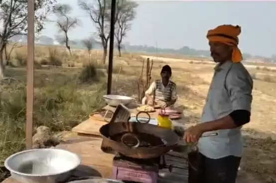 बुजुर्गों के लिए आगे आया समाजसेवी, भरपेट भाेजन थाली की कराई शुरूआत
