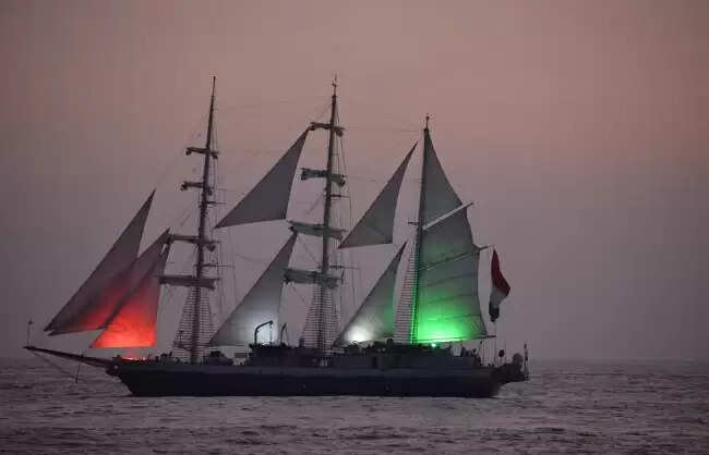 नौसेना ने तिरुवनंतपुरम के शंगुमुघम तट पर 'समुद्री शक्ति' का प्रदर्शन किया