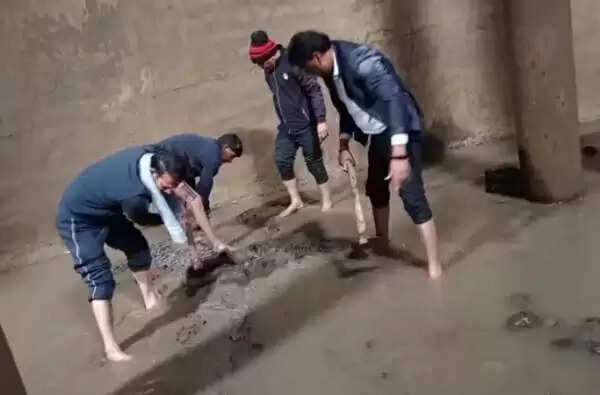 सागर : नगर निगम आयुक्त और निगम अध्यक्ष ने की अपने हाथाें से पानी की टंकी की सफाई