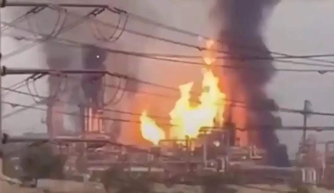 ईरान के इस्फहान शहर पर हमला, दुबई में विशाल टैंकर आग की लपटों से घिरा