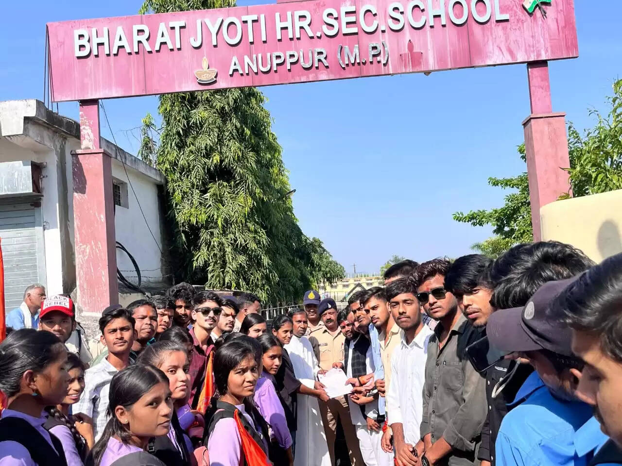 अनूपपुर: अभाविप ने भारत ज्योति विद्यालय का घेराव कर सौंपा शिकायती पत्र, दी चेतवनी