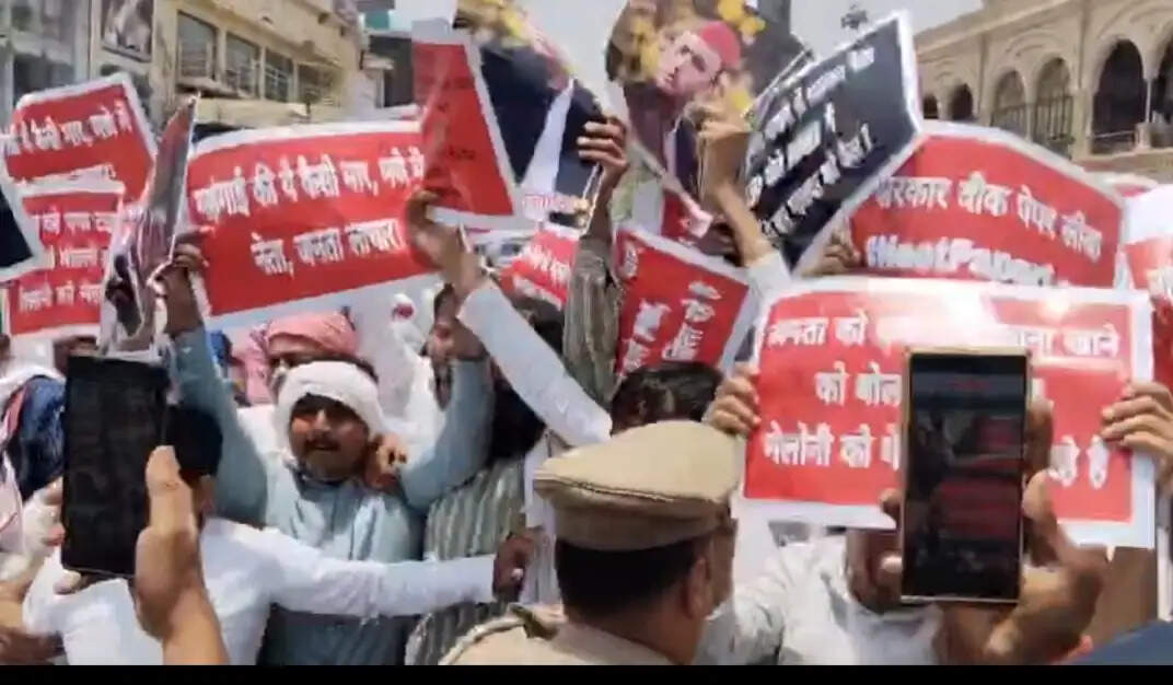 लखनऊ में महंगाई के खिलाफ सपा छात्र सभा का विरोध प्रदर्शन