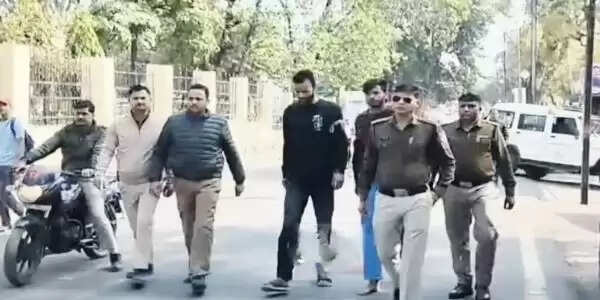 सागर : कोर्ट परिसर के पास बिच्छू गैंग के 2 गुर्गे अवैध हथियारों के साथ गिरफ्तार