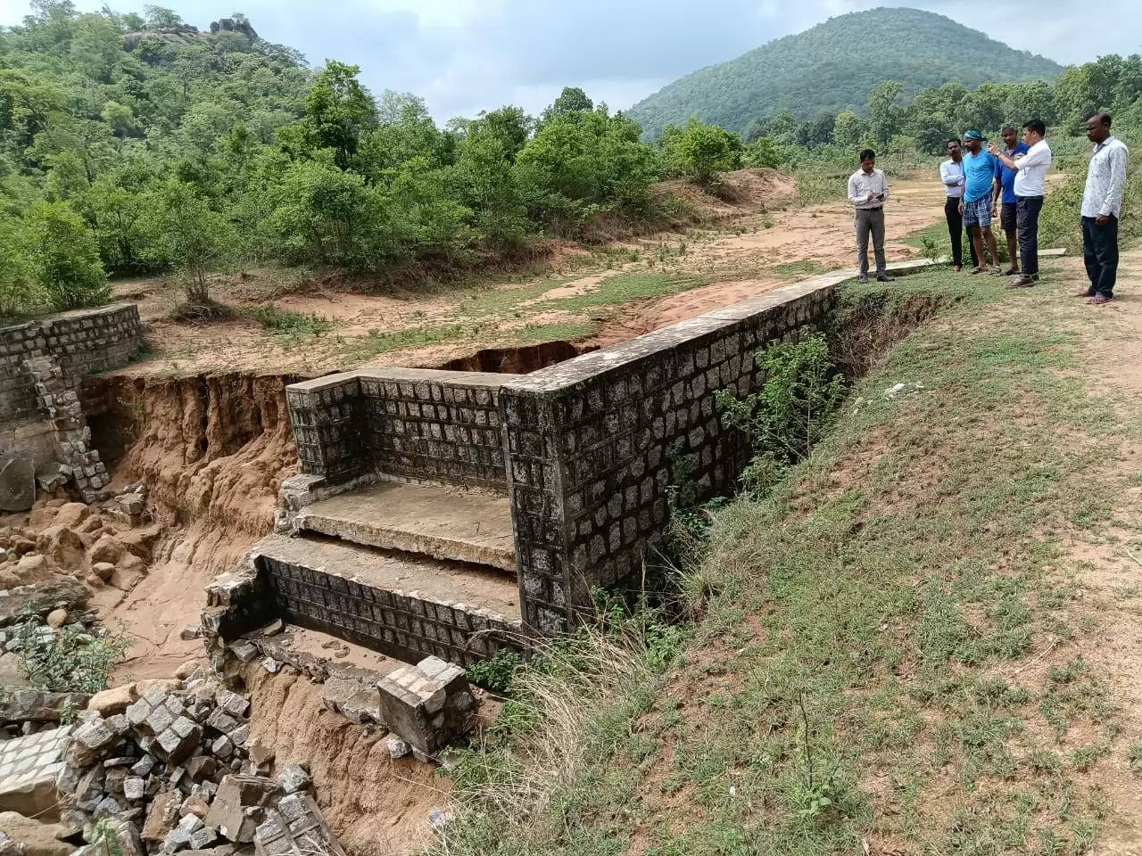 डुमर नाला बांध पूरी तरह से क्षतिग्रस्त, मरम्मत की मांग