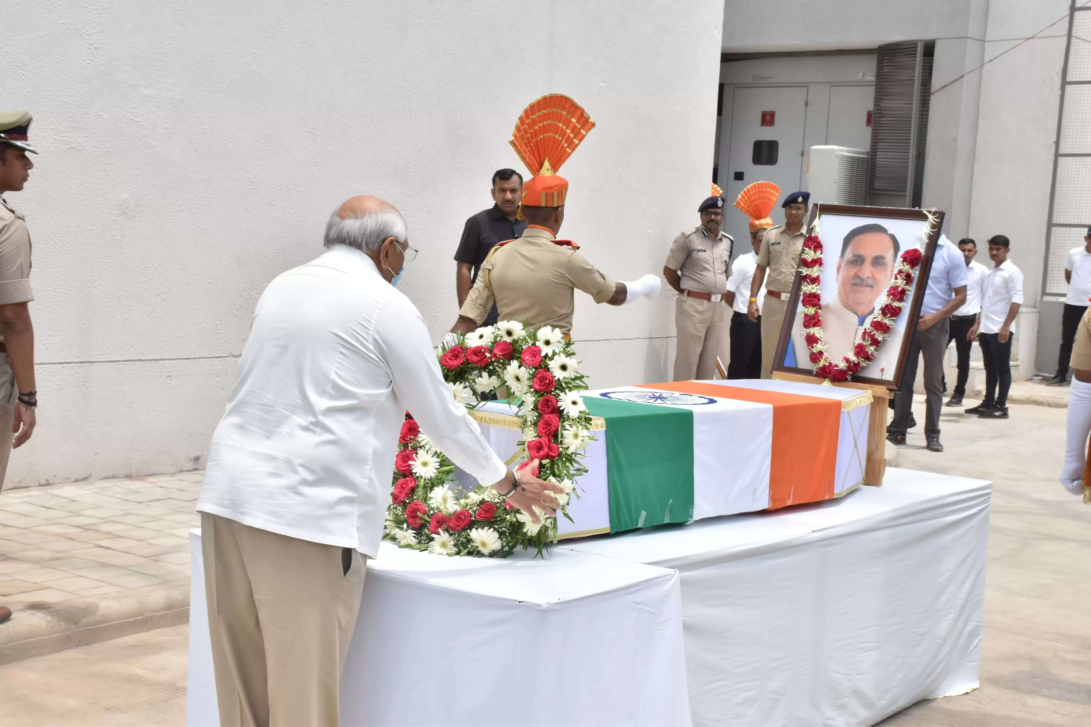 पूर्व सीएम विजय रूपाणी का पार्थिव शरीर 'गार्ड ऑफ ऑनर' के बाद परिजनों को सौंपा गया