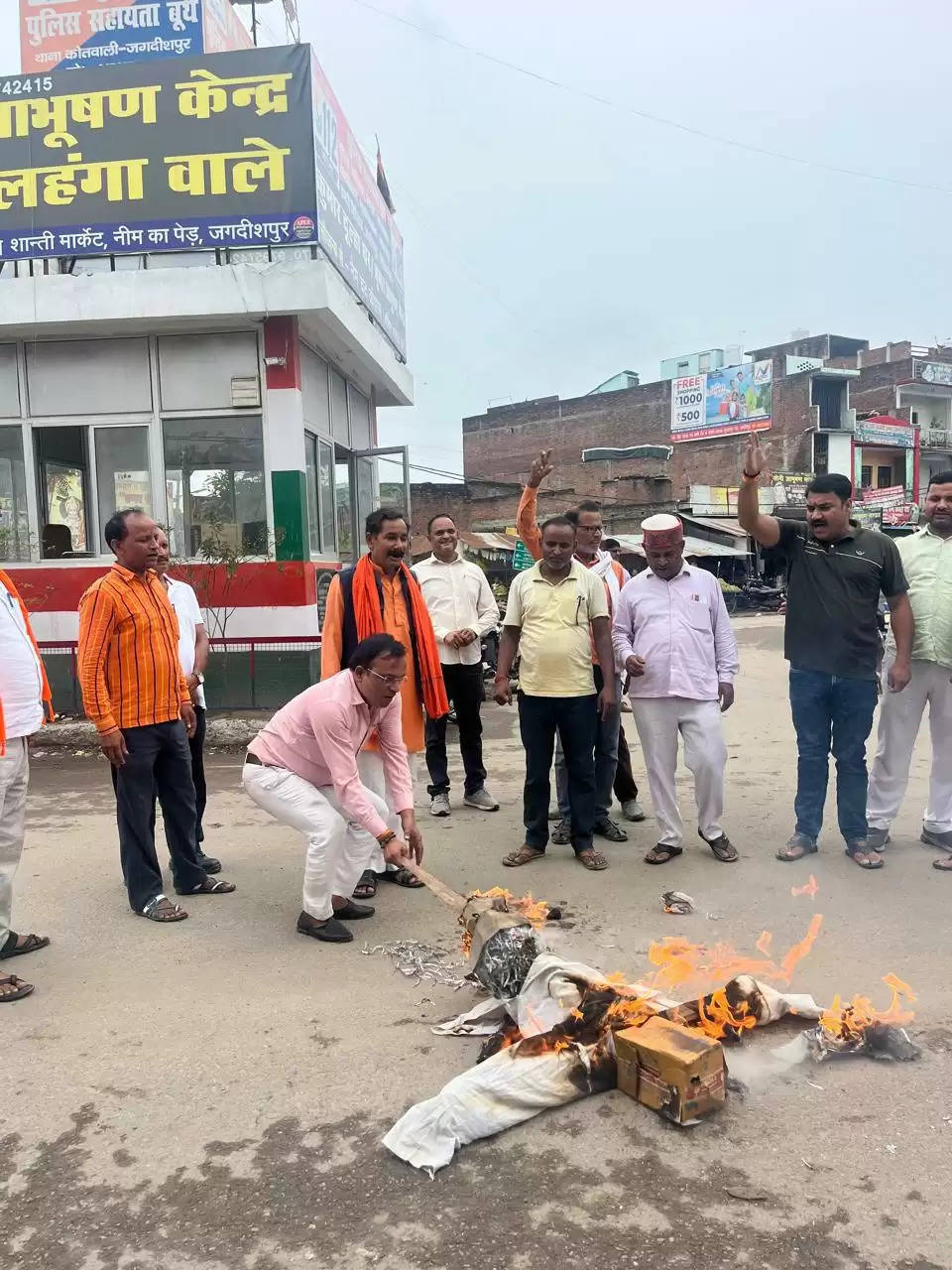 अमेठी में फूंका गया राहुल गांधी का पुतला